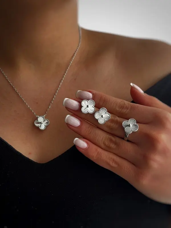 گردنبند، انگشتر، گوشواره و دستبند Van Cleef