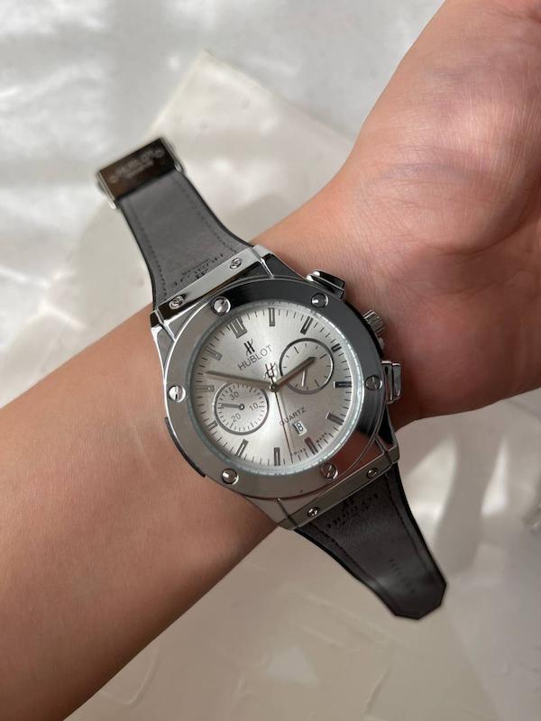 ساعت مچی عقربه ای آنالوگ برند HUBLOT تک موتور تاریخ شمار دار بند چرم قفل فیکسر پروانه ی