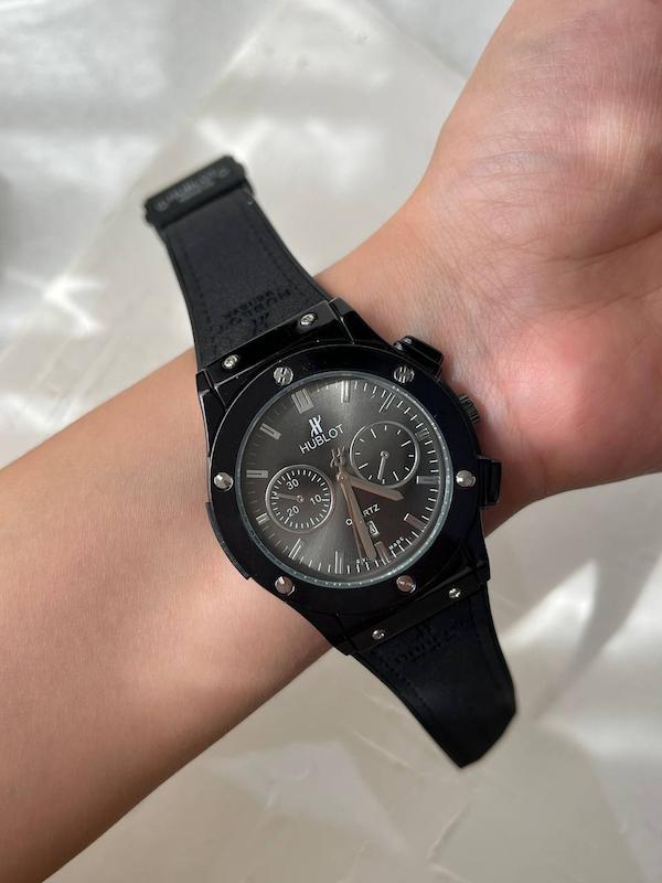 ساعت مچی عقربه ای آنالوگ برند HUBLOT تک موتور تاریخ شمار دار بند چرم قفل فیکسر پروانه ی