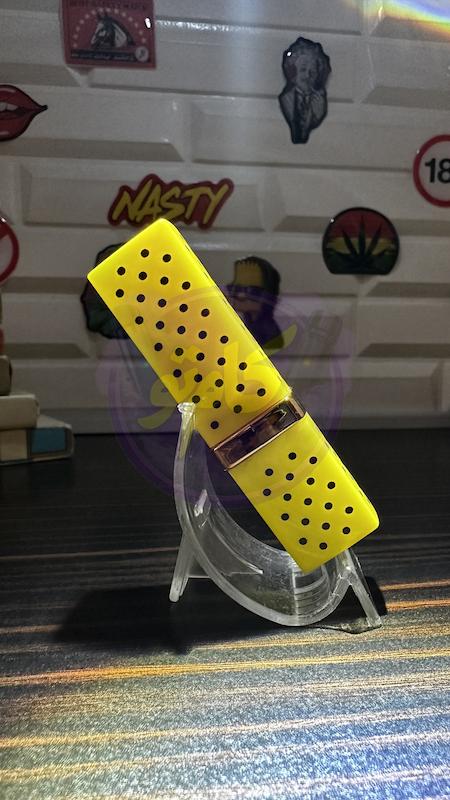 فندک دخترونه طرح رژ لب خال خال زرد رنگ