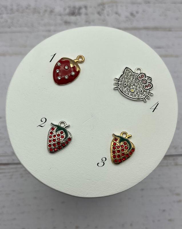 آویز توت فرنگی و کیتی