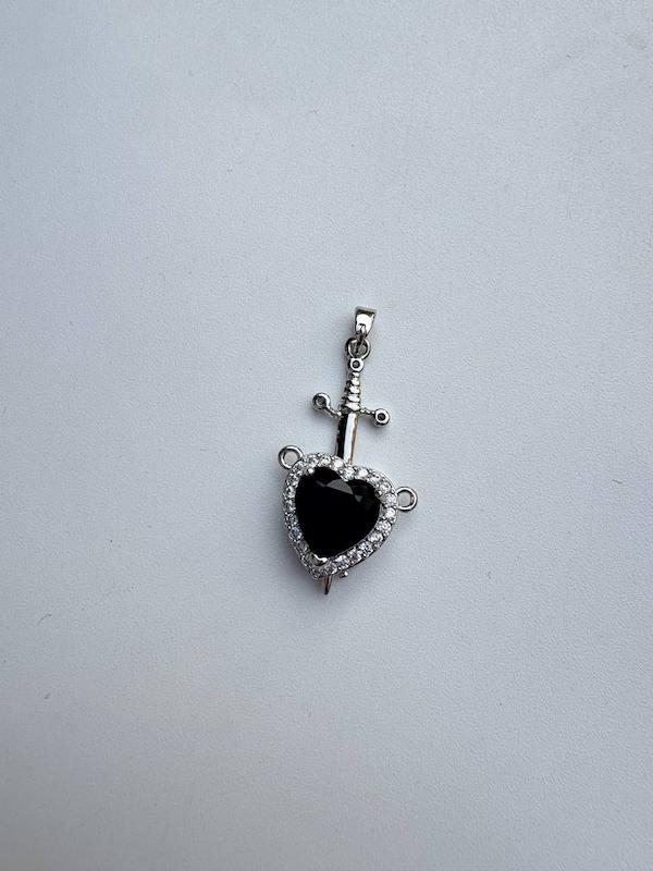 پلاک جواهری قلب با شمشیر