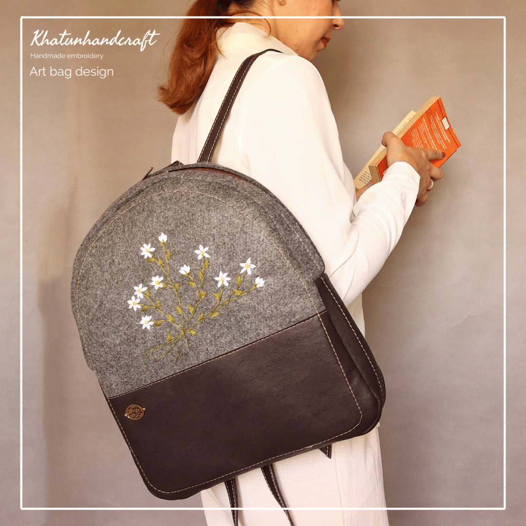 کوله‌پشتی صندوقی گلدوزی بابونه