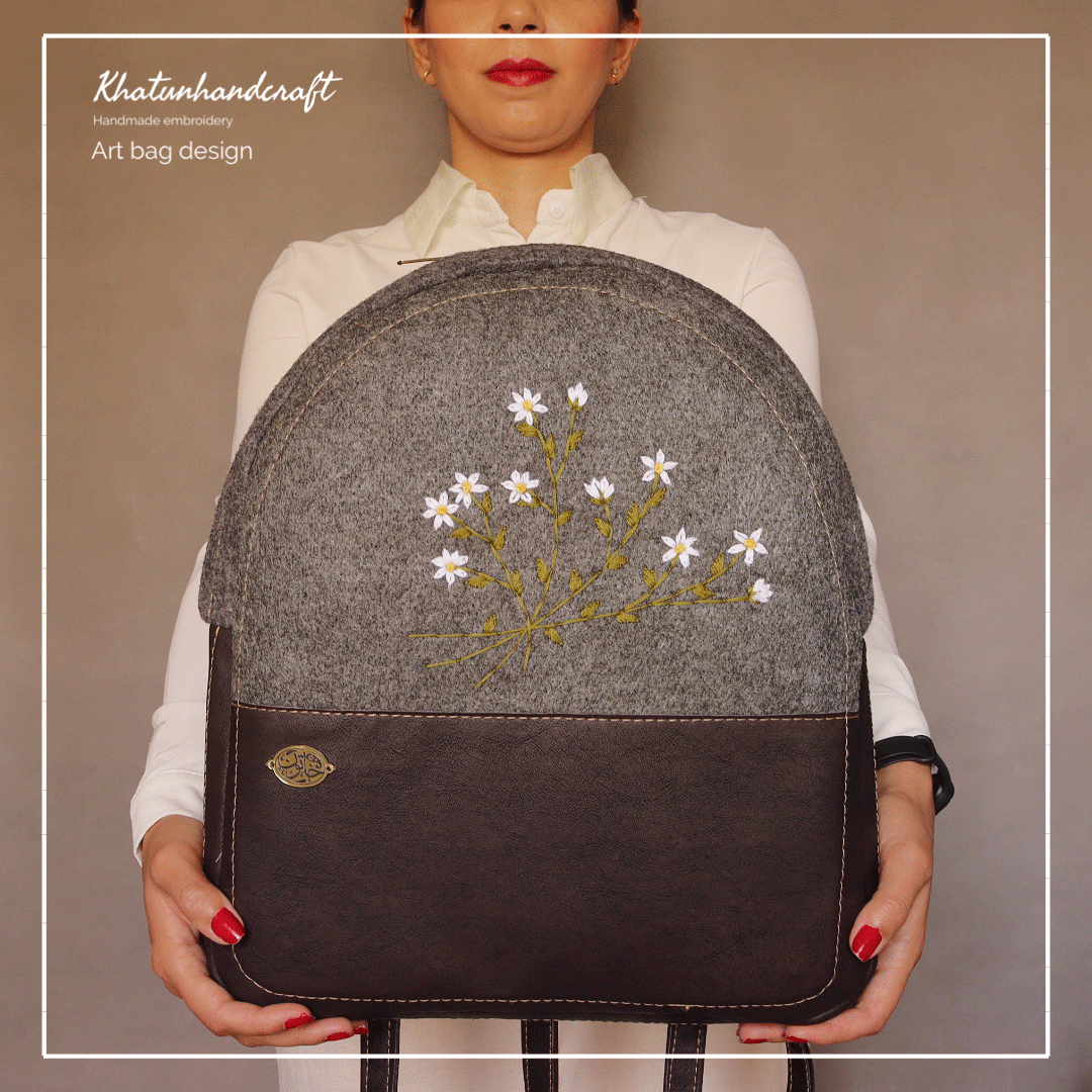 کوله‌پشتی صندوقی گلدوزی بابونه