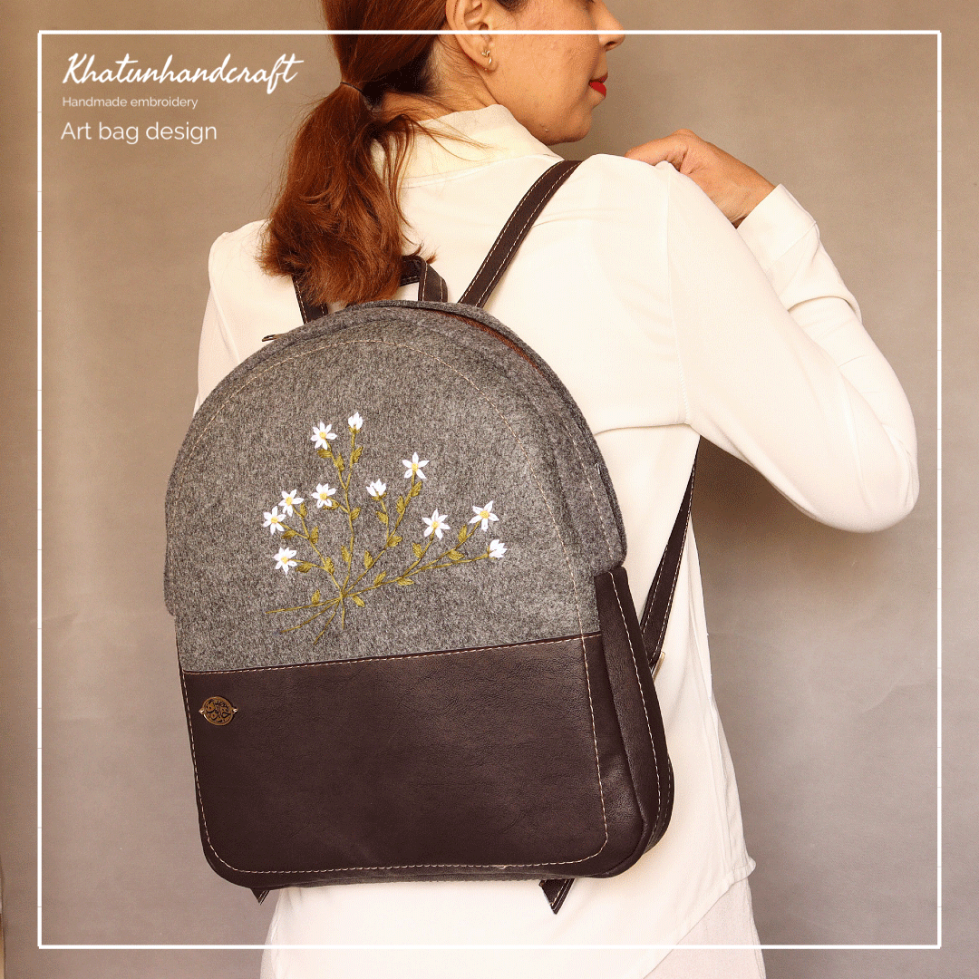 کوله‌پشتی صندوقی گلدوزی بابونه