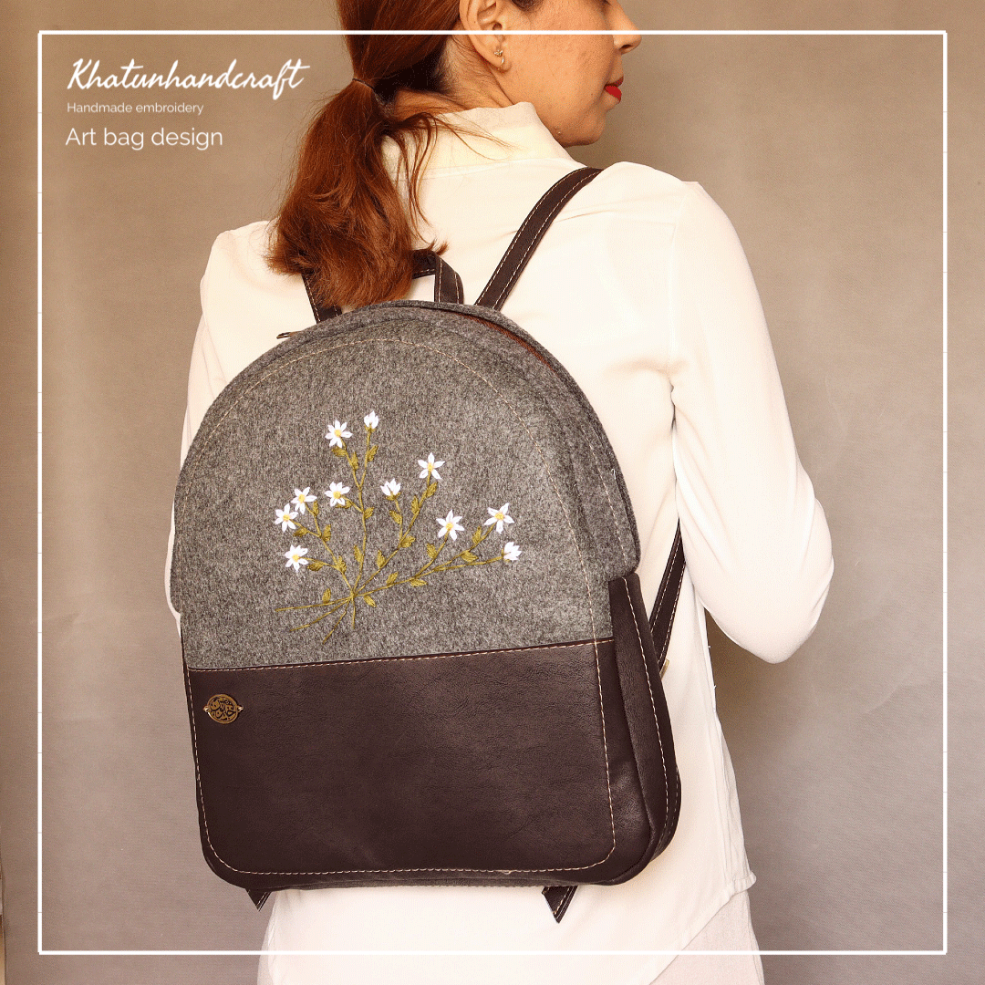 کوله‌پشتی صندوقی گلدوزی بابونه