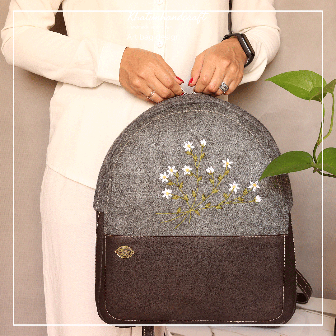 کوله‌پشتی صندوقی گلدوزی بابونه