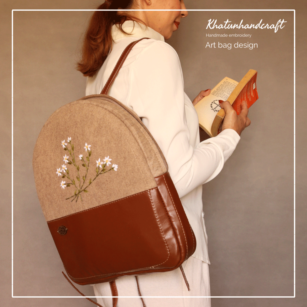 کوله‌پشتی صندوقی گلدوزی بابونه