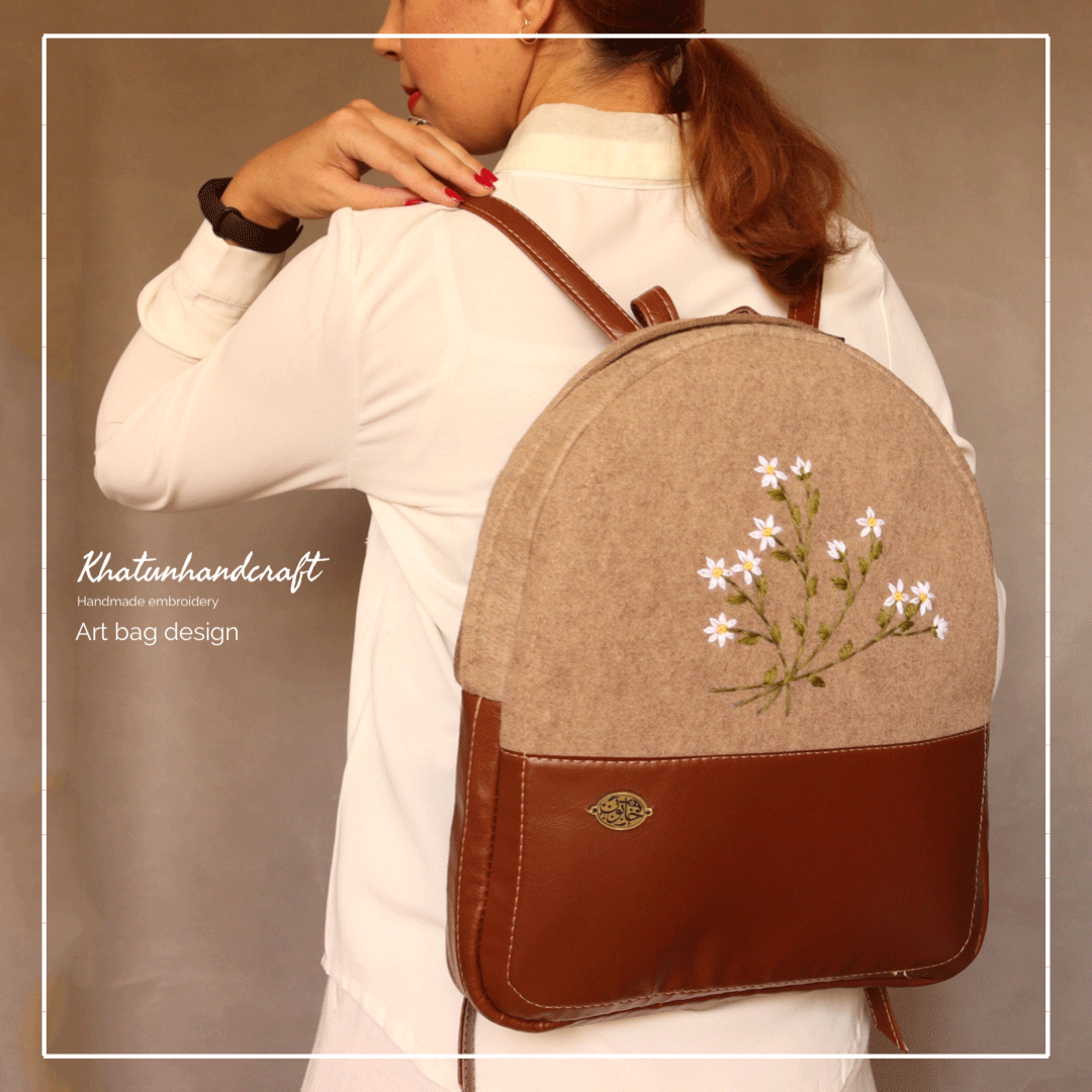 کوله‌پشتی صندوقی گلدوزی بابونه