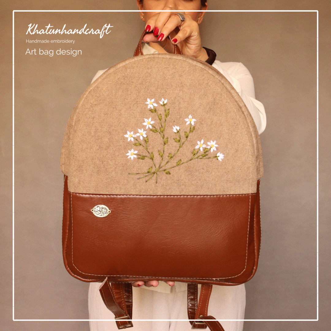 کوله‌پشتی صندوقی گلدوزی بابونه