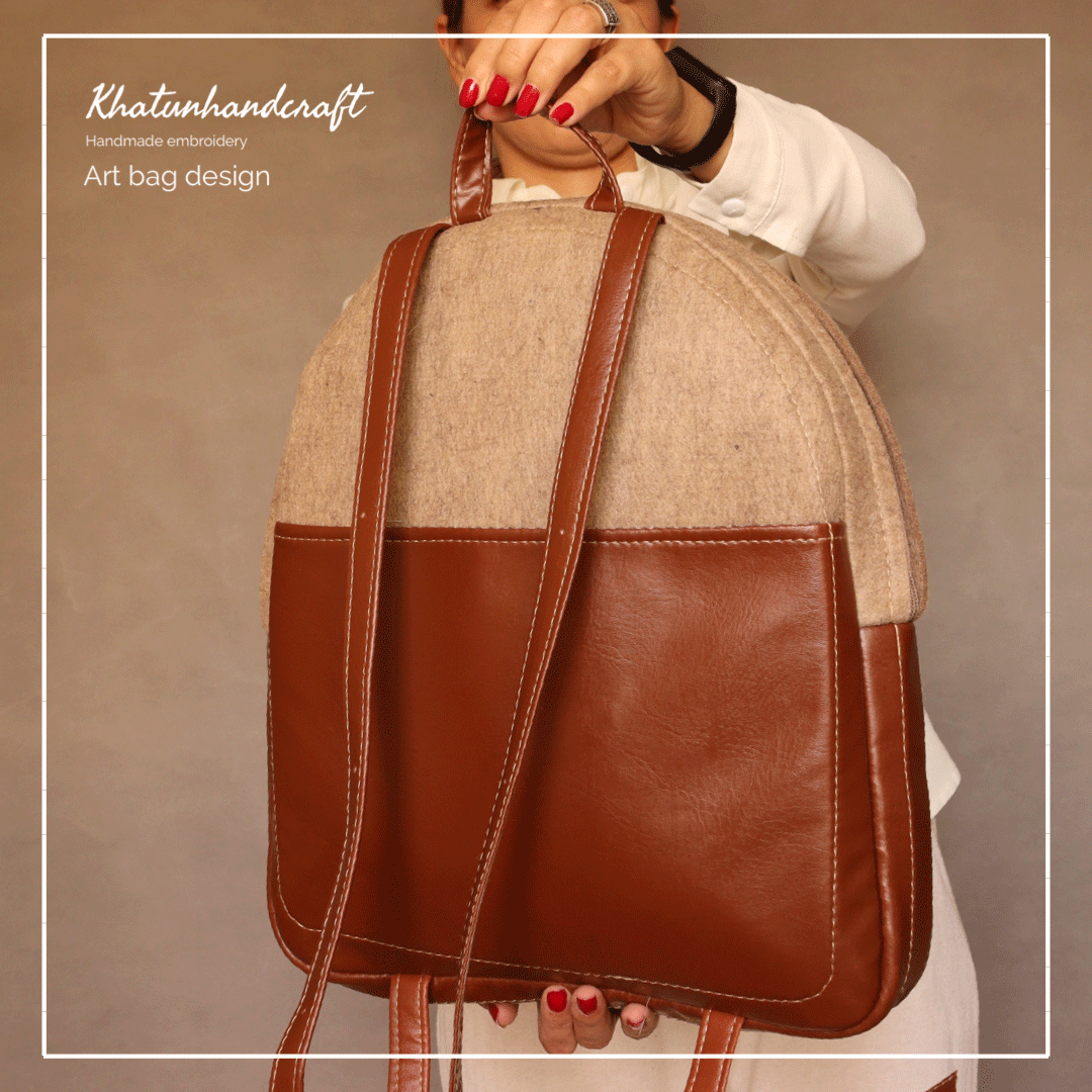 کوله‌پشتی صندوقی گلدوزی بابونه