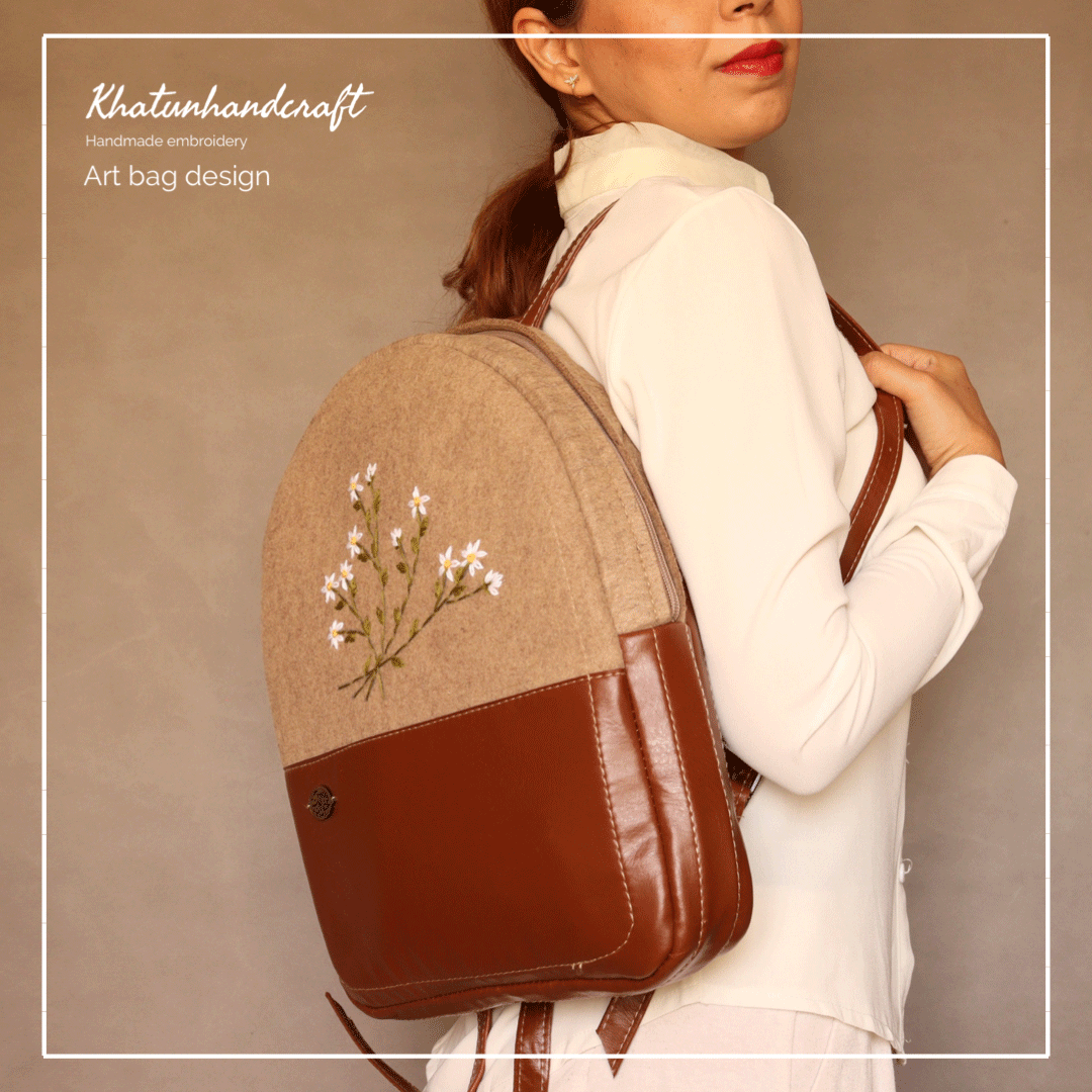 کوله‌پشتی صندوقی گلدوزی بابونه