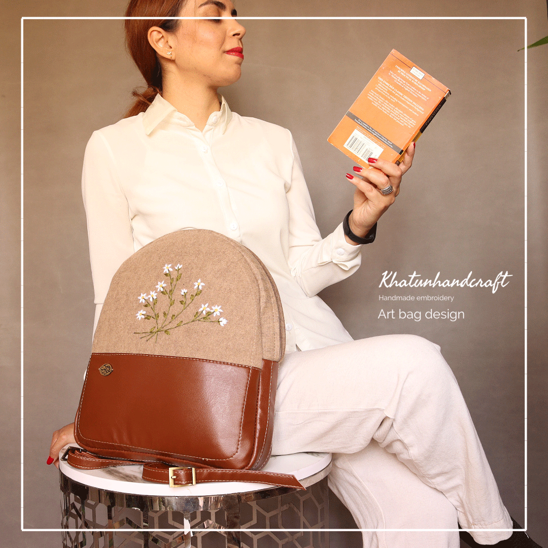 کوله‌پشتی صندوقی گلدوزی بابونه