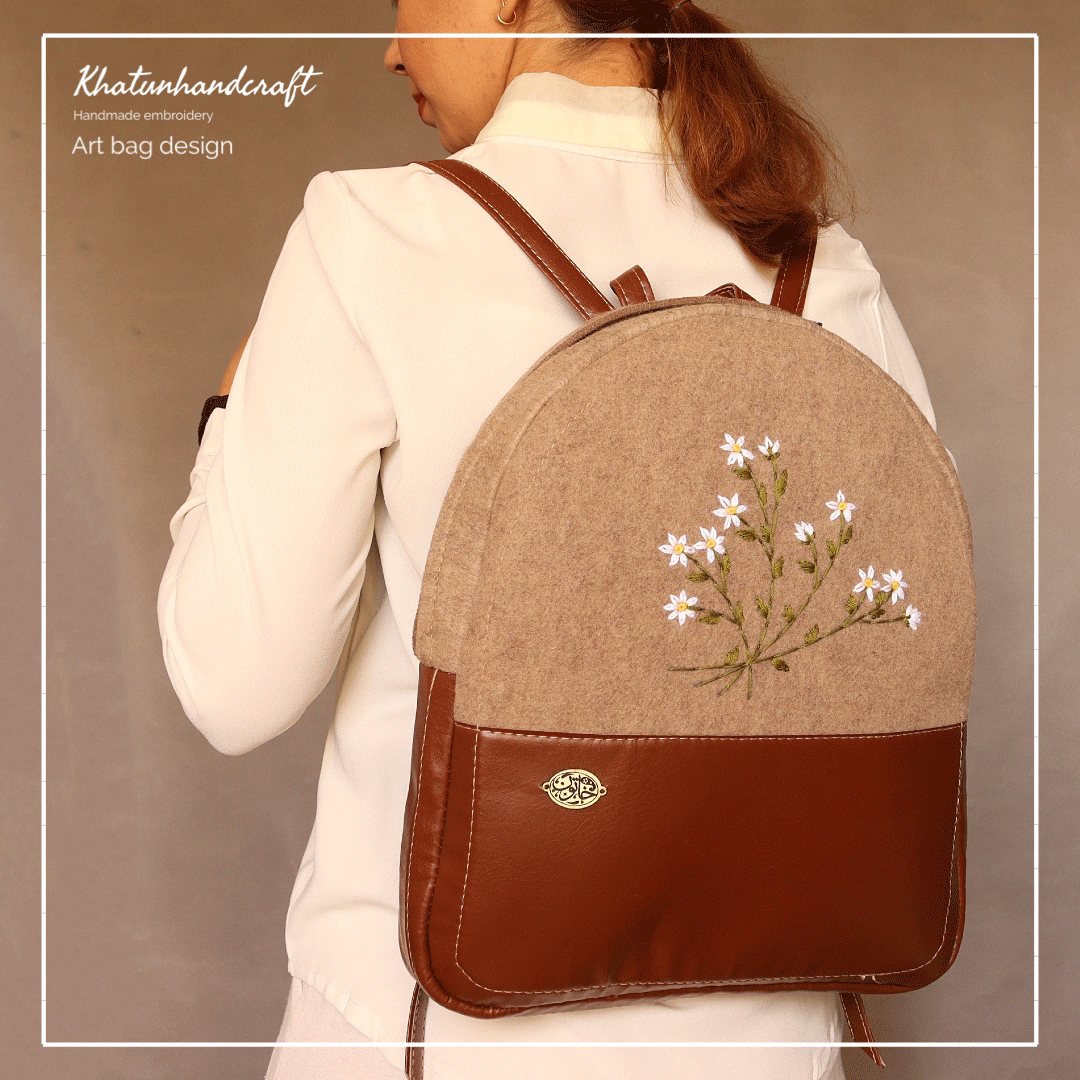 کوله‌پشتی صندوقی گلدوزی بابونه