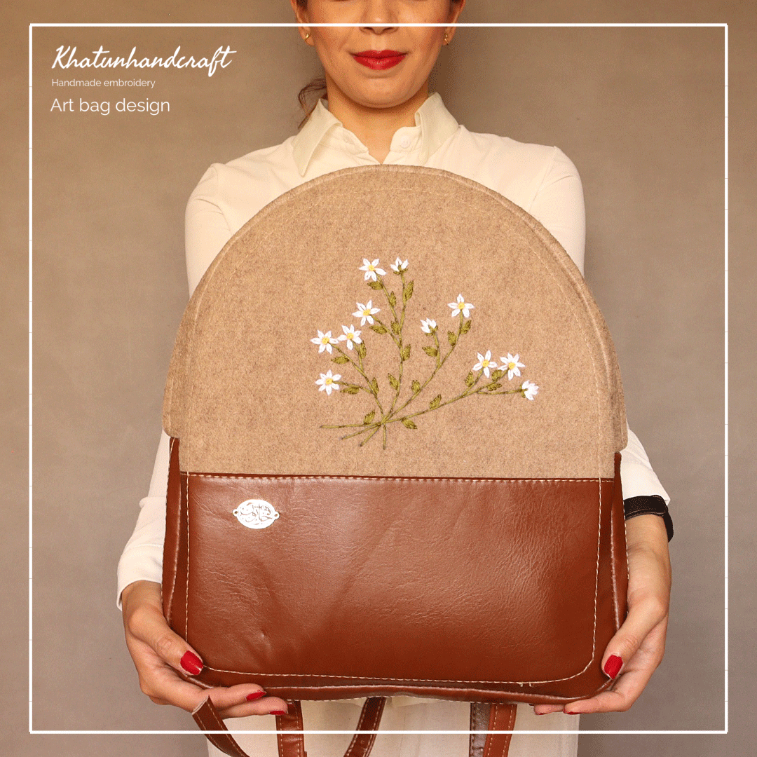 کوله‌پشتی صندوقی گلدوزی بابونه