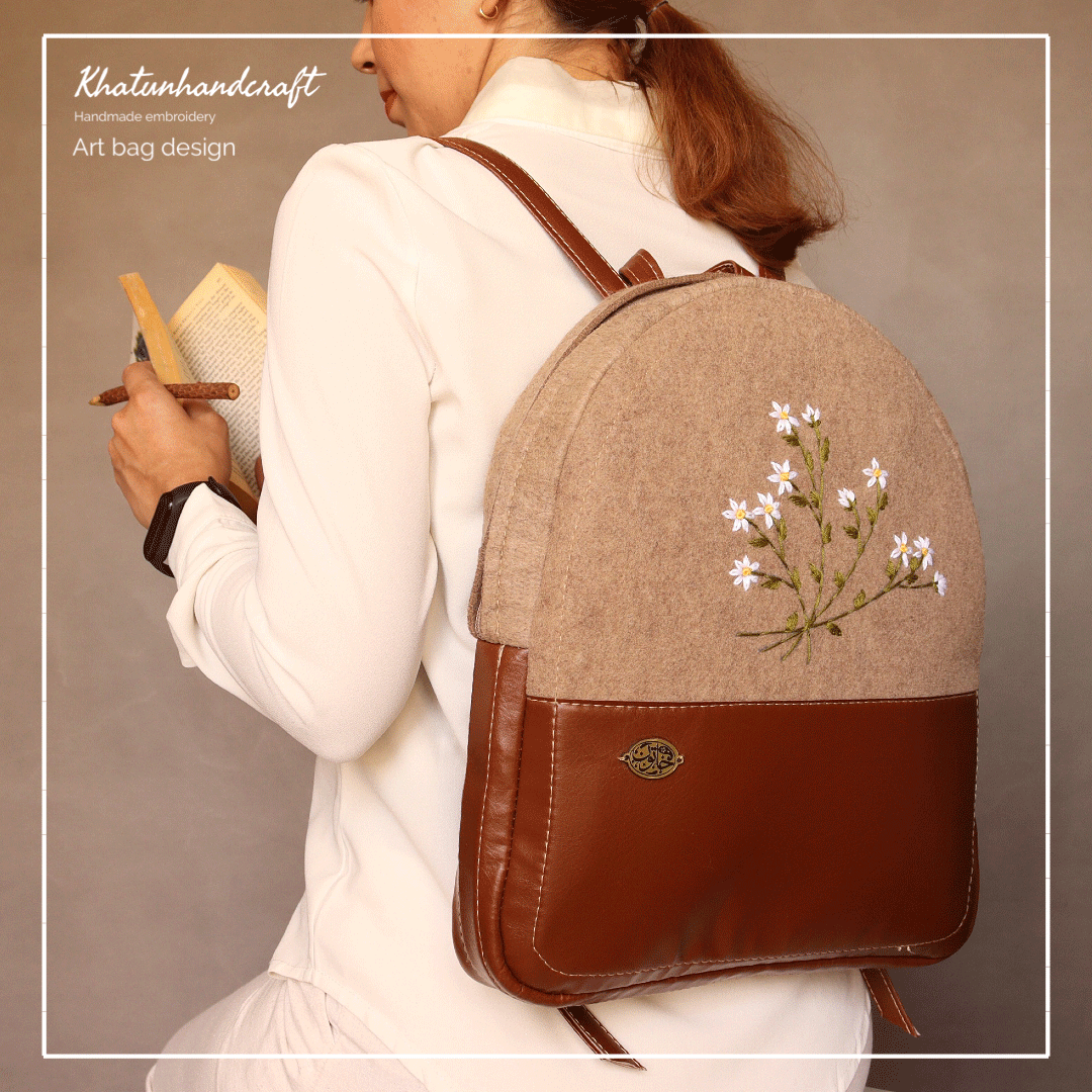 کوله‌پشتی صندوقی گلدوزی بابونه