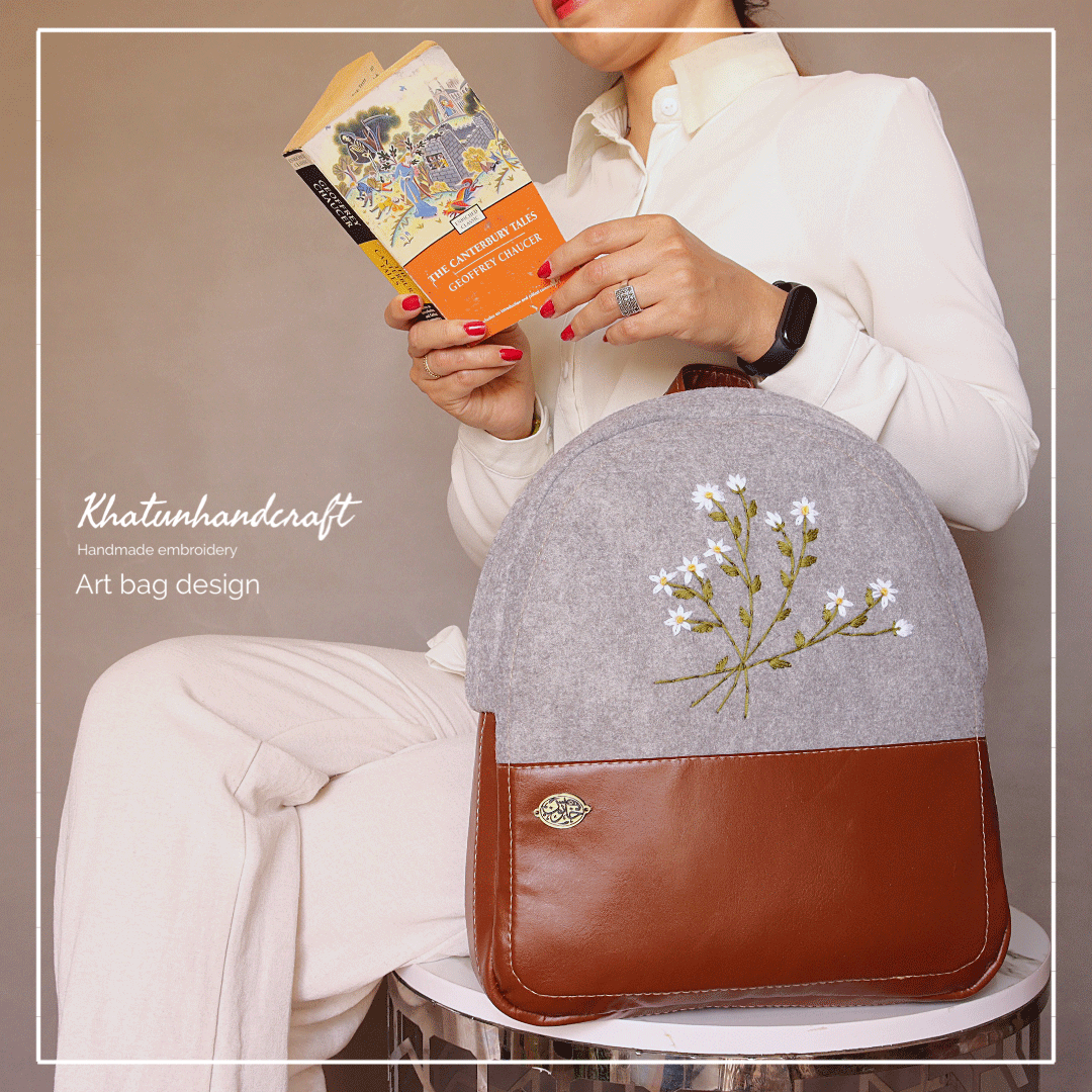 کوله‌پشتی صندوقی گلدوزی بابونه