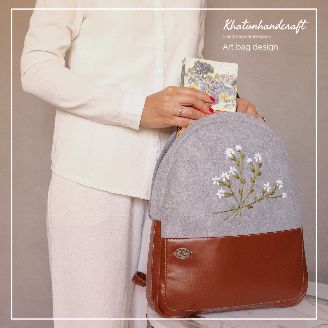 کوله‌پشتی صندوقی گلدوزی بابونه