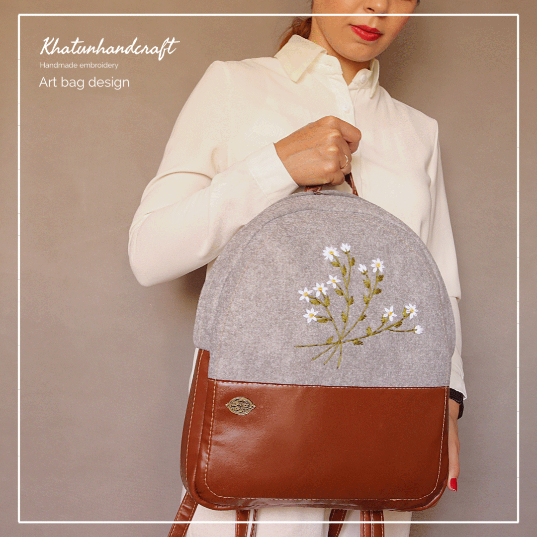 کوله‌پشتی صندوقی گلدوزی بابونه