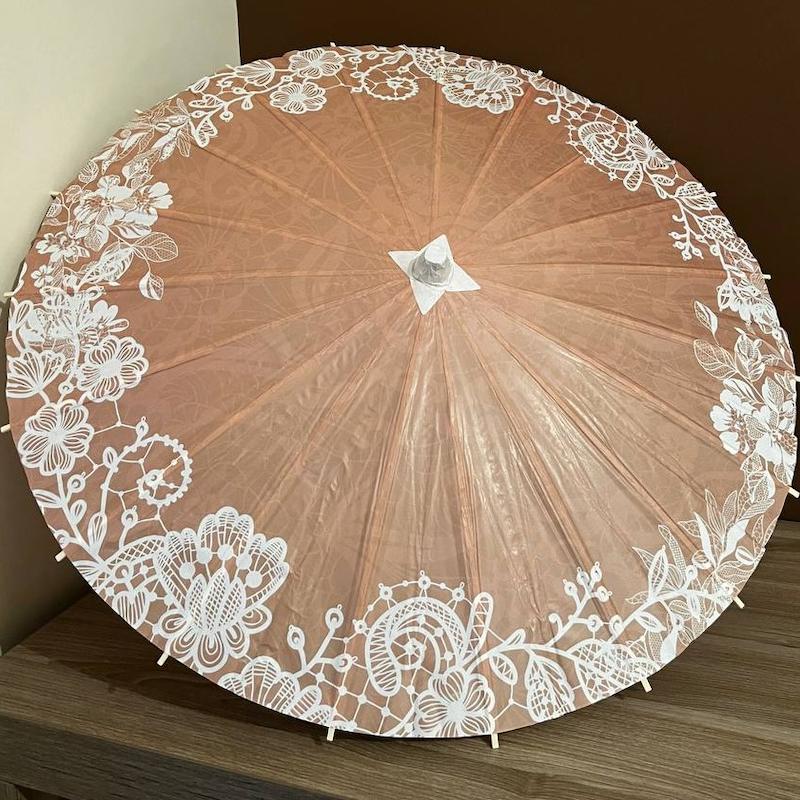 چتر کاغذی کرم با حاشیه سفید