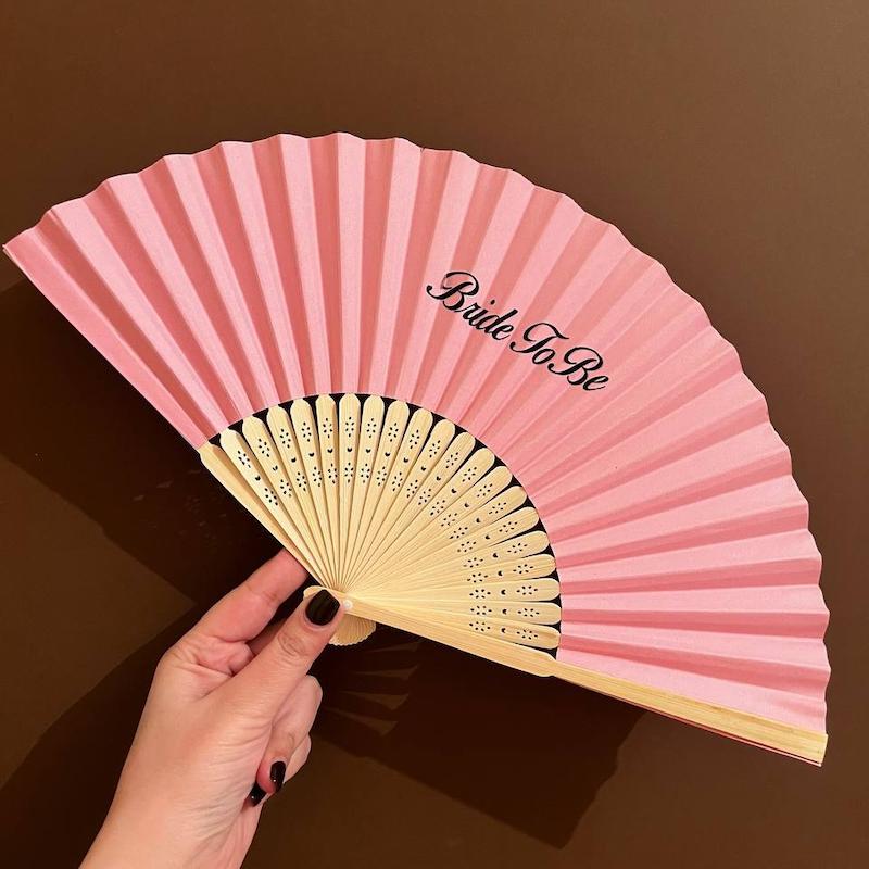 بادبزن کاغذی صورتی با لیبل Bride To Be