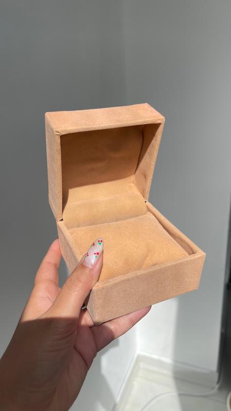 جعبه تمام مخمل کرم 