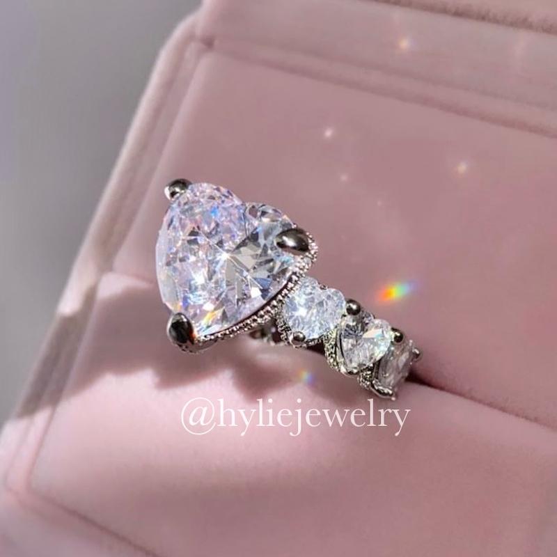 انگشتر قلب جواهری بزرگ سفید