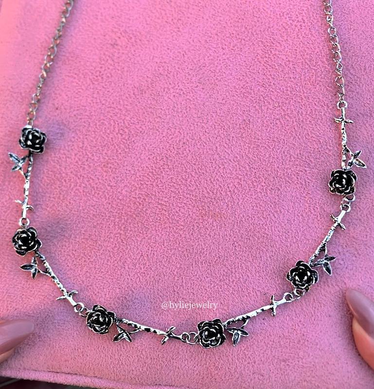 گردنبند گل رز مشکی