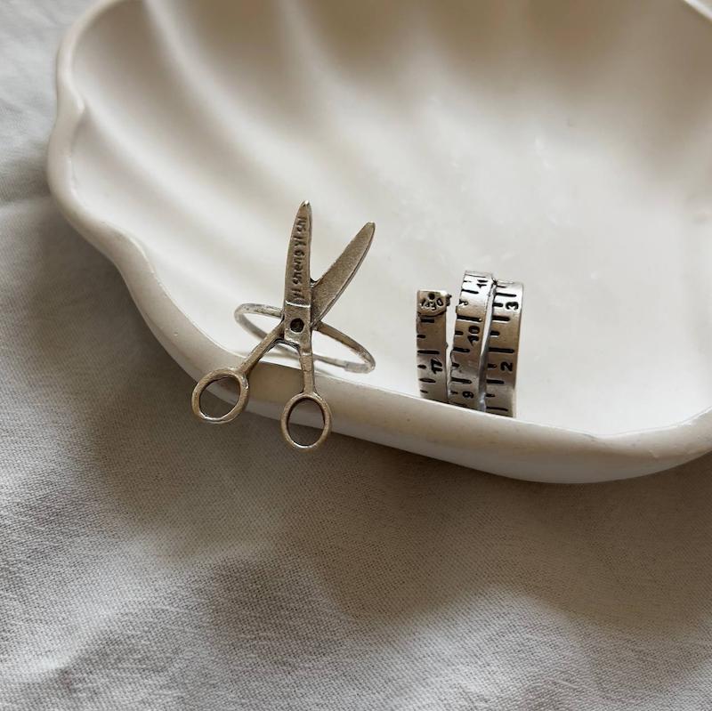 انگشتر‌ متر و قیچی