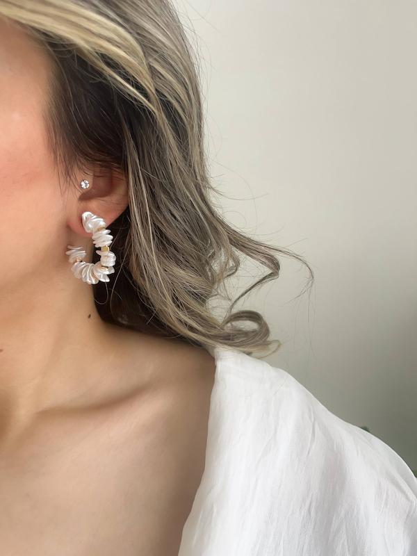 گوشواره حلقه ای سفید مینیمال