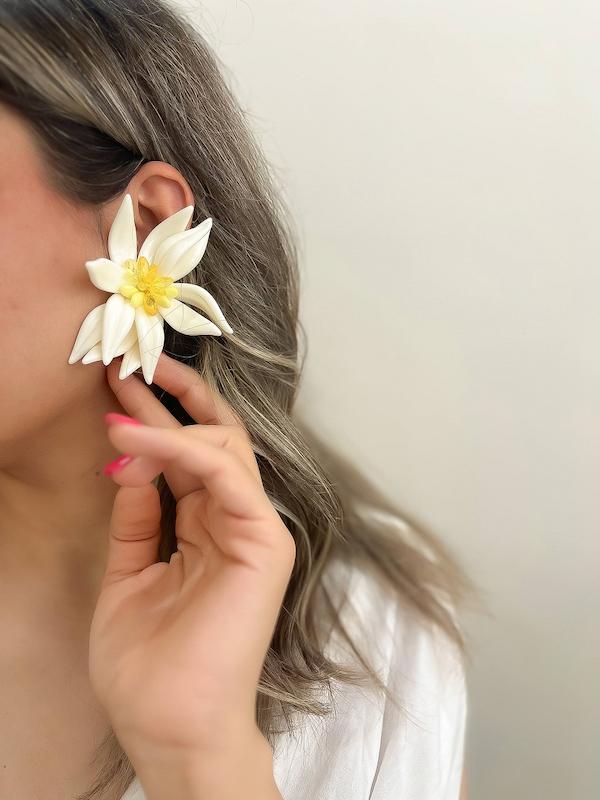 گوشواره گل زرد و سفید