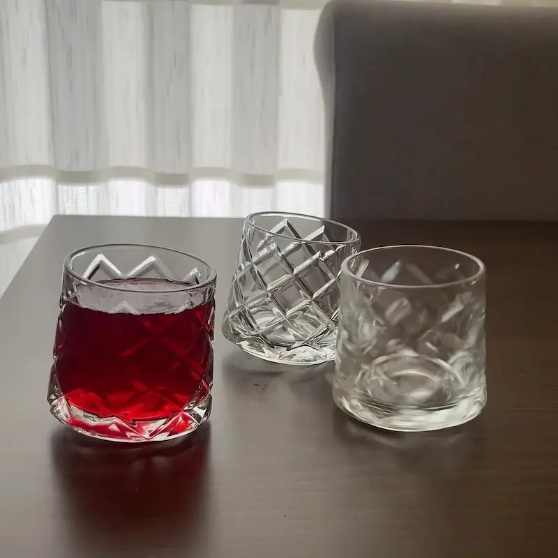 لیوان چرخشی طرح خشتی