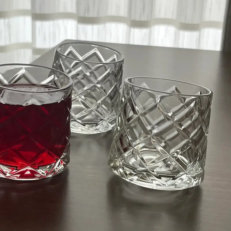 لیوان چرخشی طرح خشتی