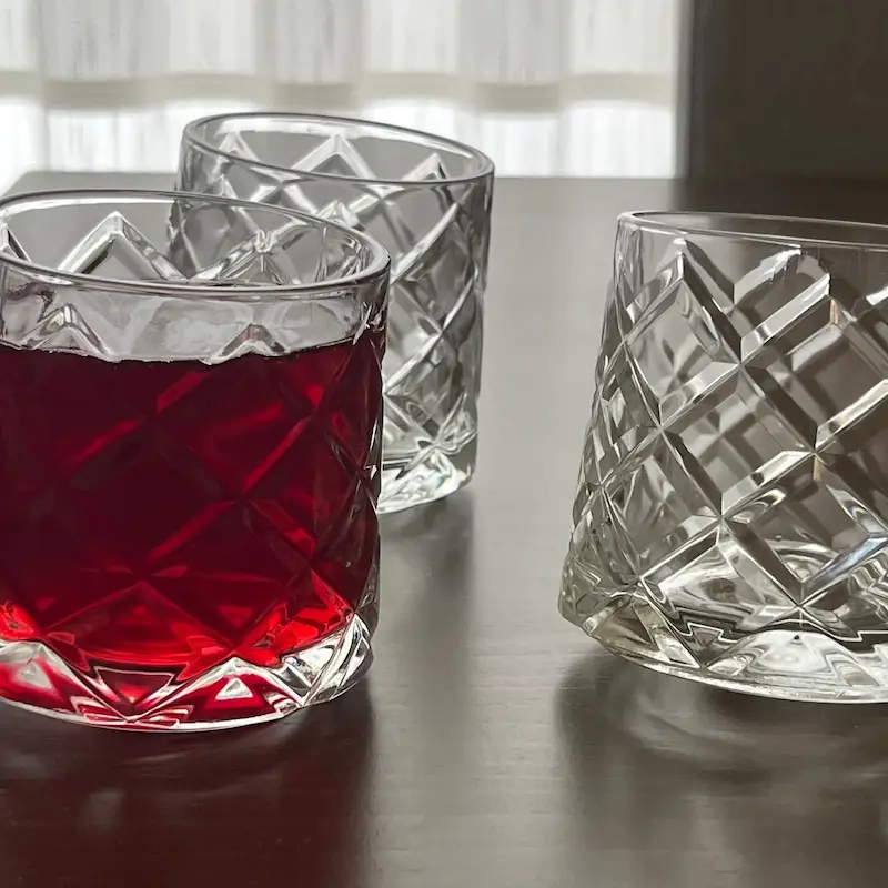 لیوان چرخشی طرح خشتی