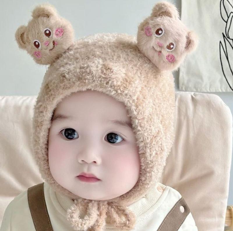 کلاه گوشدار عروسکی، نوزادی تا بکسال
