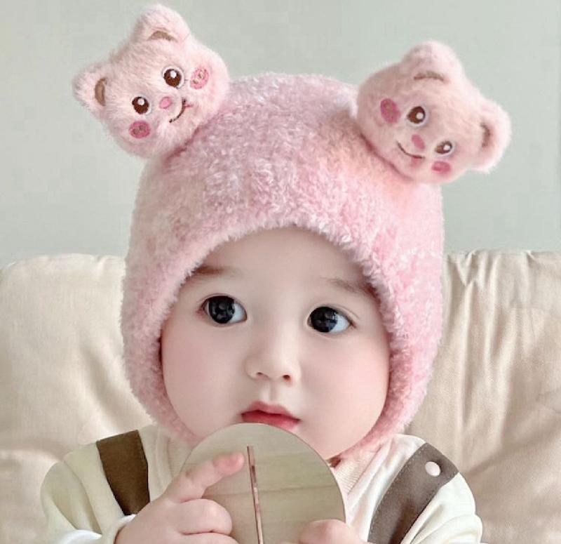 کلاه گوشدار عروسکی، نوزادی تا بکسال