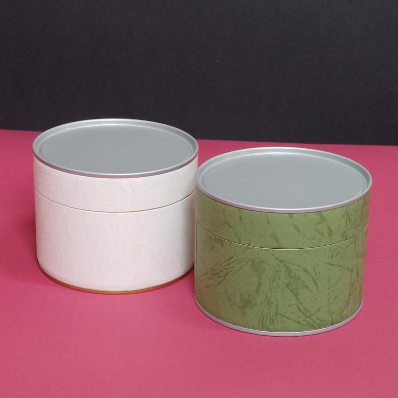 جعبه هدیه استوانه ای کوبه استودیو در رنگهای سفید ، طوسی و سبز طرح چرم با درفلزی طوسی،koobe studio gift box