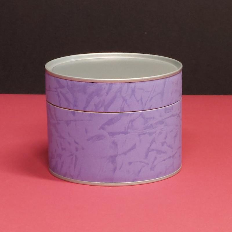 جعبه هدیه استوانه ای کوبه استودیو در رنگهای بنفش و شیری طرح چرم با درفلزی طوسی،koobe studio gift box