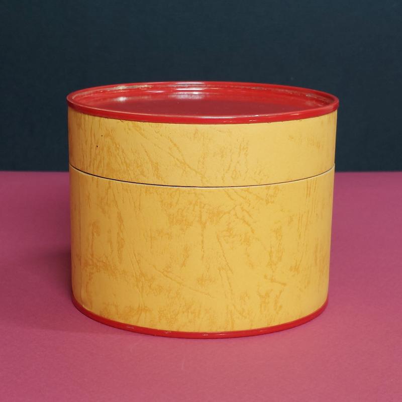 جعبه هدیه استوانه ای کوبه استودیو در رنگهای شیری ، خردلی و قرمز طرح چرم با درفلزی قرمز رنگ،koobe studio gift box