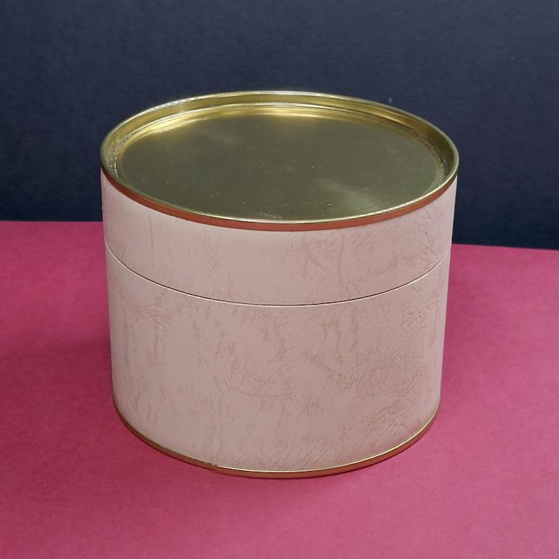 جعبه هدیه استوانه ای کوبه استودیو در رنگهای سبز و کرم طرح چرم با درفلزی طلایی رنگ،koobe studio gift box