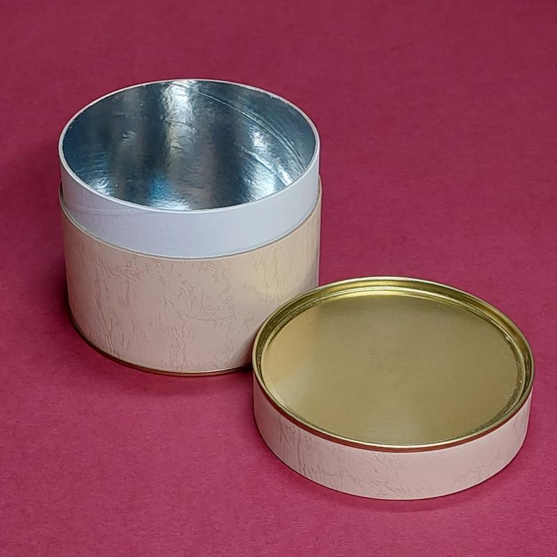 جعبه هدیه استوانه ای کوبه استودیو در رنگهای سبز و کرم طرح چرم با درفلزی طلایی رنگ،koobe studio gift box