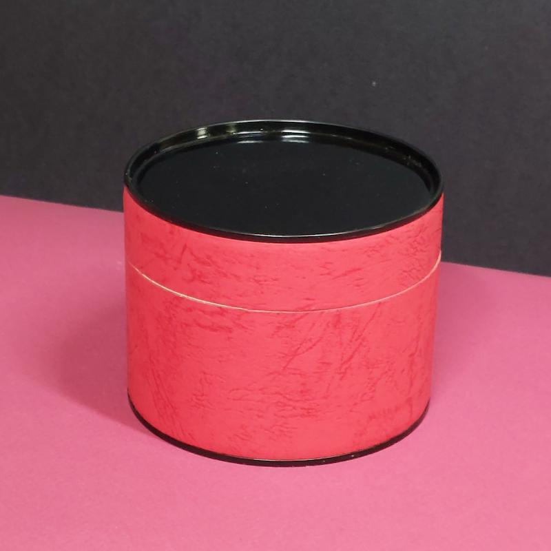 جعبه هدیه استوانه ای کوبه استودیو در رنگهای طوسی ، بنفش و قرمز طرح چرم با درفلزی مشکی،koobe studio gift box