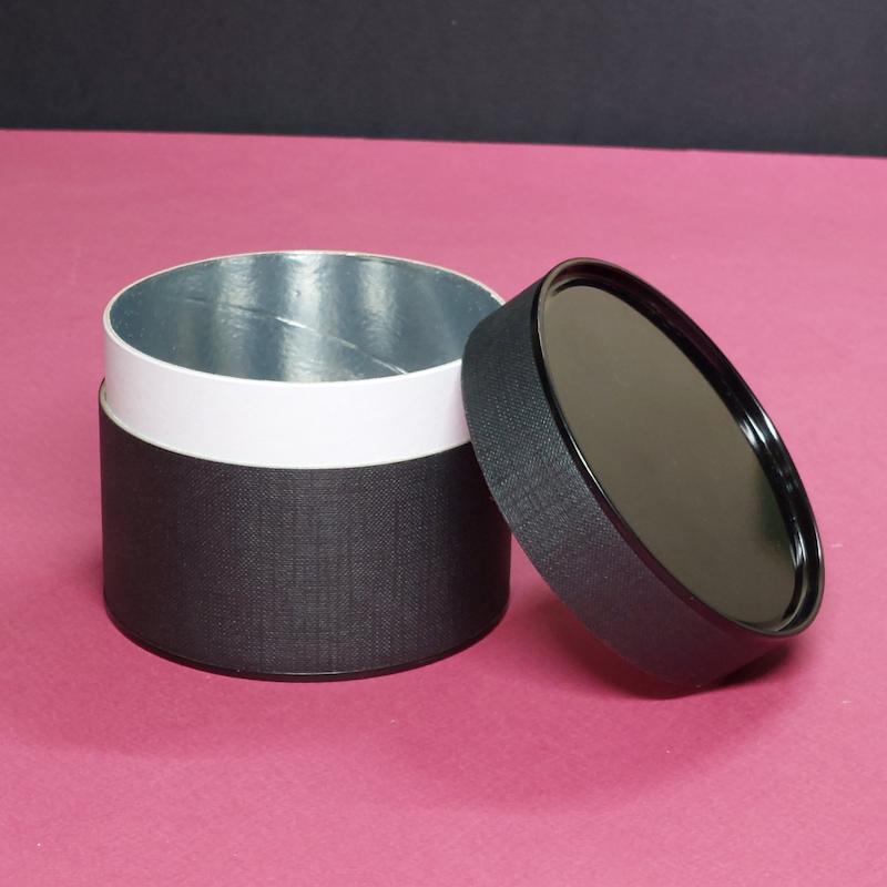 جعبه هدیه استوانه ای کوبه استودیو در رنگهای مشکی و آبی طرح چرم با درفلزی مشکی رنگ،koobe studio gift box