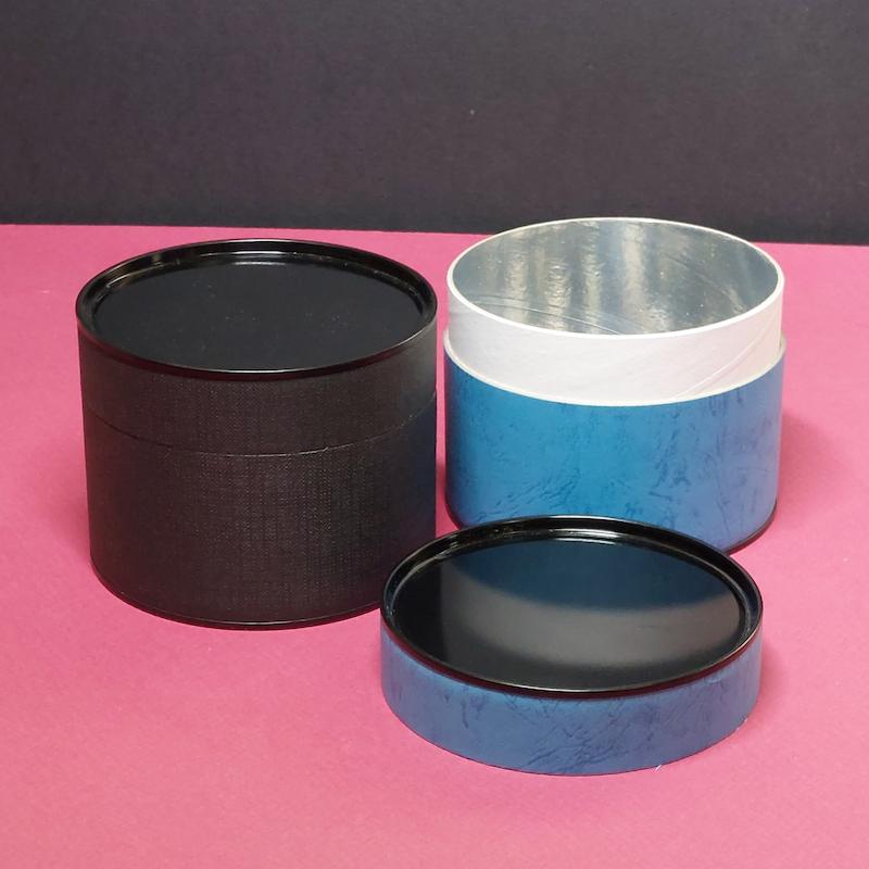 جعبه هدیه استوانه ای کوبه استودیو در رنگهای مشکی و آبی طرح چرم با درفلزی مشکی رنگ،koobe studio gift box