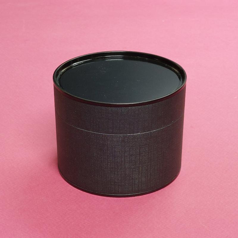جعبه هدیه استوانه ای کوبه استودیو در رنگهای مشکی و آبی طرح چرم با درفلزی مشکی رنگ،koobe studio gift box