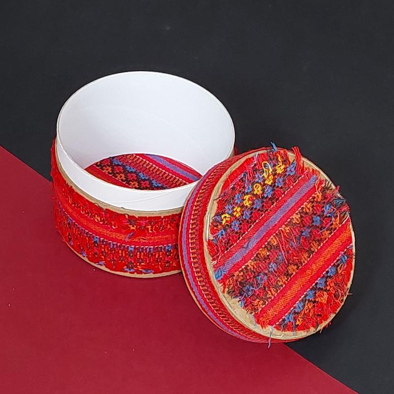 جعبه هدیه کوبه استودیو با تزیین پارچه طرح گلیم ، koobe studio gift box