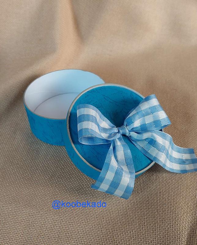 جعبه هدیه کوبه استودیو با پاپیون چهارخونه koobestudio gift box