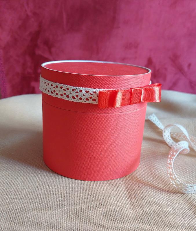 جعبه هدیه کوبه استودیو با پاپیون قرمز koobestudio gift box
