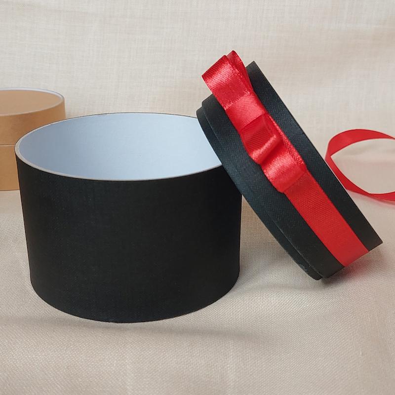 جعبه هدیه کوبه استودیو با پاپیون قرمز  koobestudio gift box