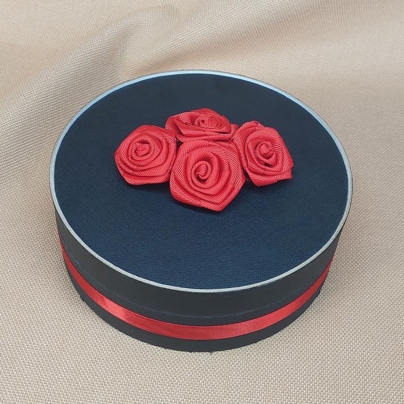 جعبه هدیه کوبه استودیو با گلهای رز دستساز koobestudio gift box